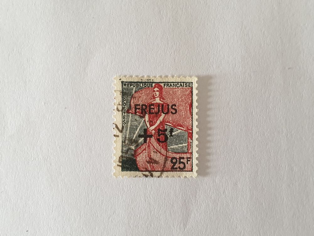 Timbre France Marianne � la nef 25 F + 5 f sinistr� frejus 0 Marseille 9 (13)