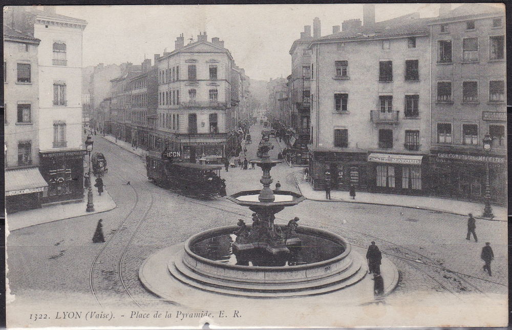 Timbres-CPA-carte postale- LYON-Vaise (69) Place de la Pyram 2 Lyon 4 (69)