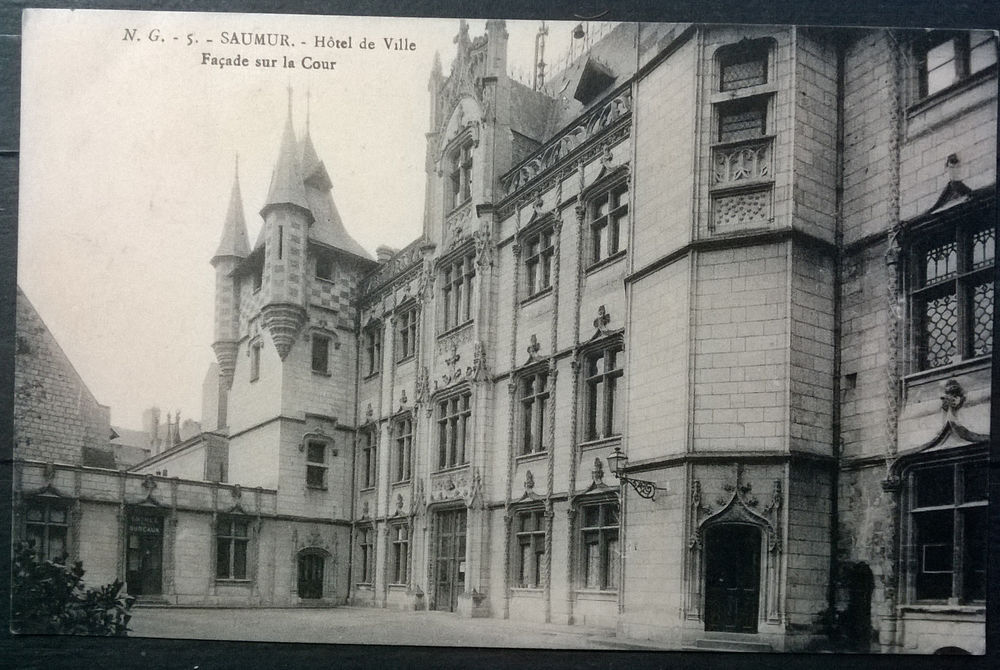 Timbres-CPA-carte postale- SAUMUR (49) Hôtel de Ville - Faça 1 Lyon 4 (69)