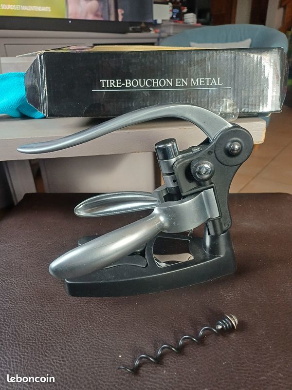Tire bouchon en m�tal neuf bo�te ab�m�e un m�che de rechange 15 Viriat (01)