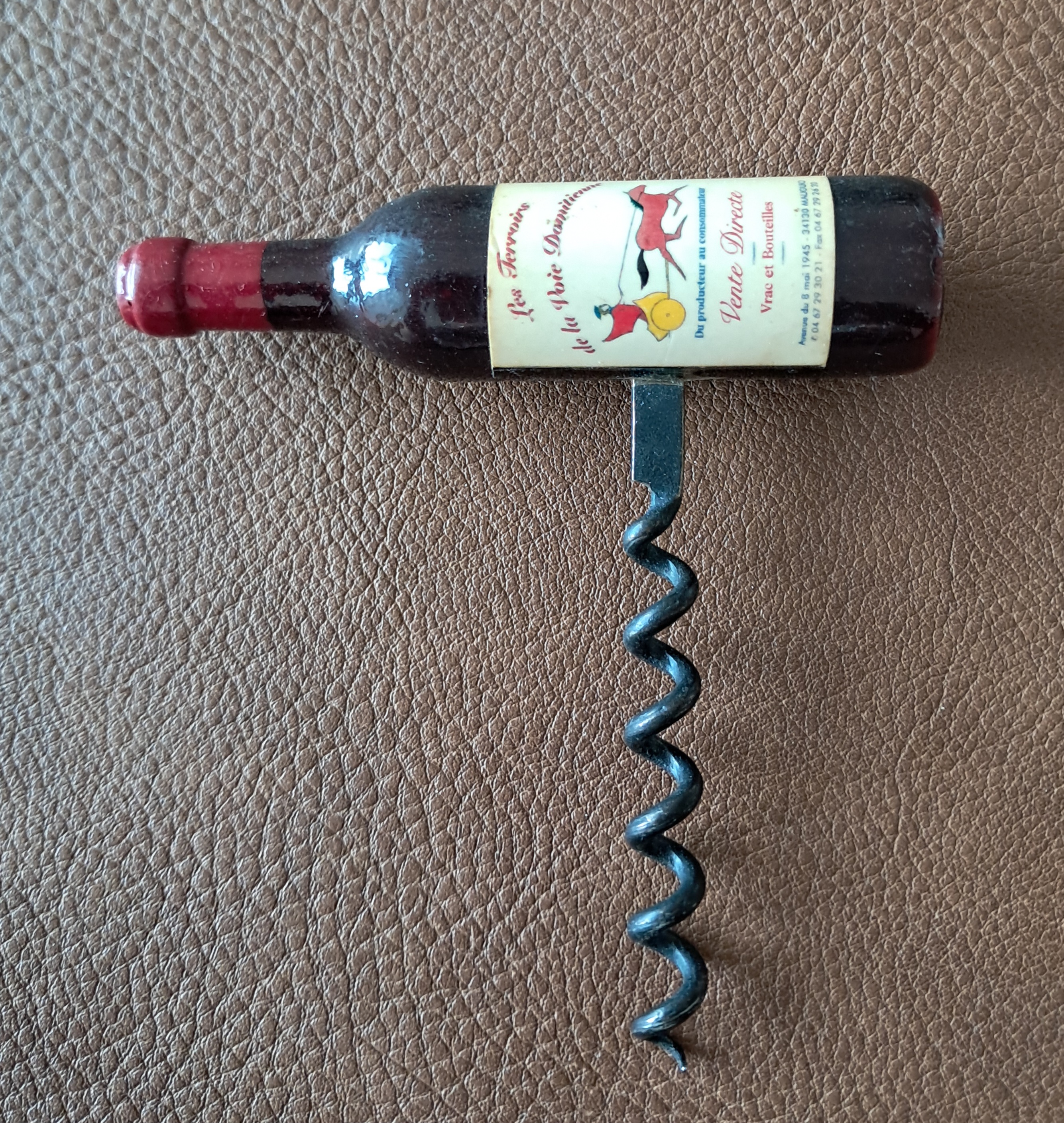 tire bouchon publicitaire 
bouteille de vin rouge 
4 Carnon Plage (34)