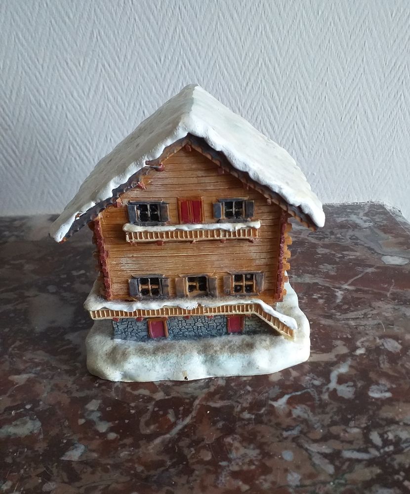 TIRELIRE en forme de ch�let 15 Montauban (82)