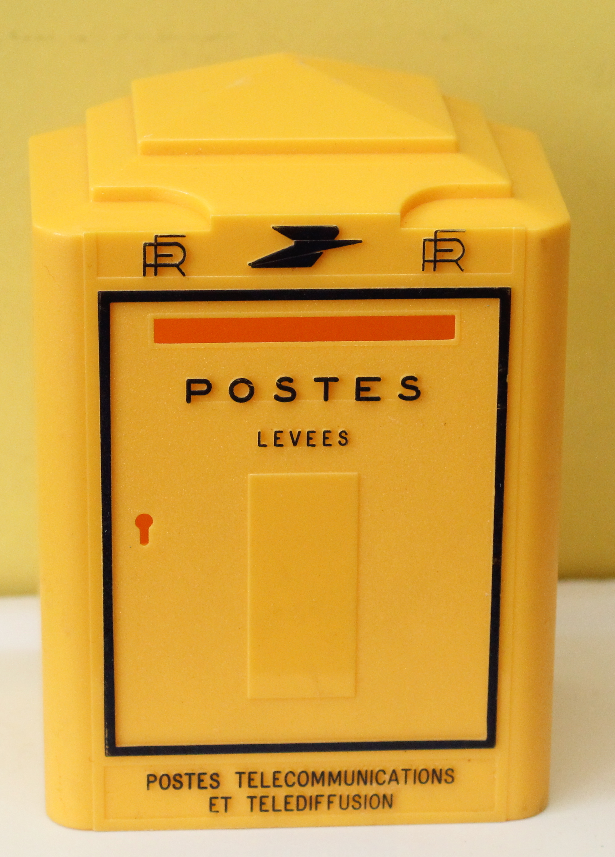 Tirelire plastique Boite � lettres Poste 15 Issy-les-Moulineaux (92)