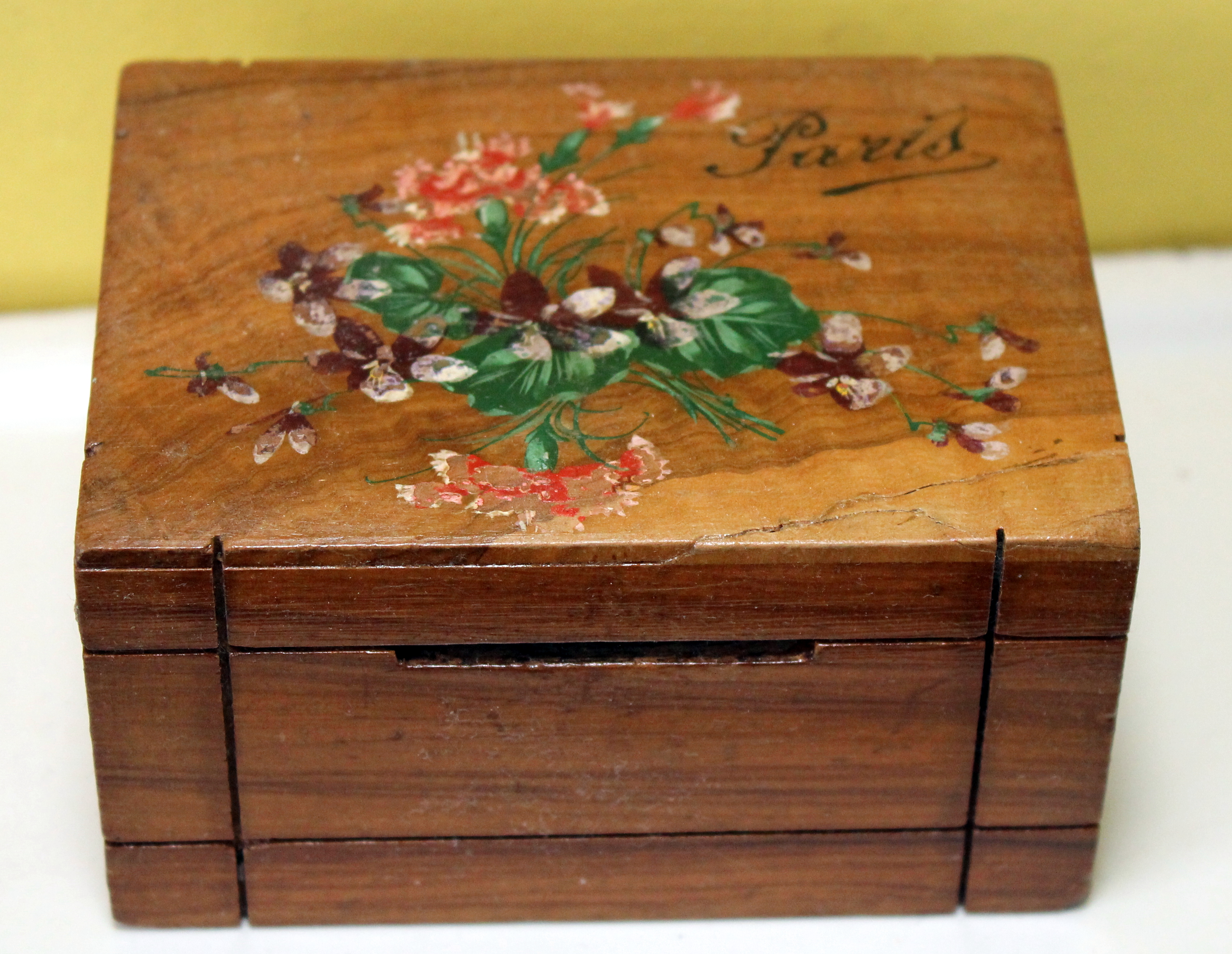 Tirelire � secret bois PARIS 1900 25 Issy-les-Moulineaux (92)