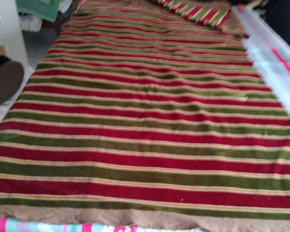 Tissu de tapissier ht de gamme en velours �pais + 2 chaises 12 Meximieux (01)