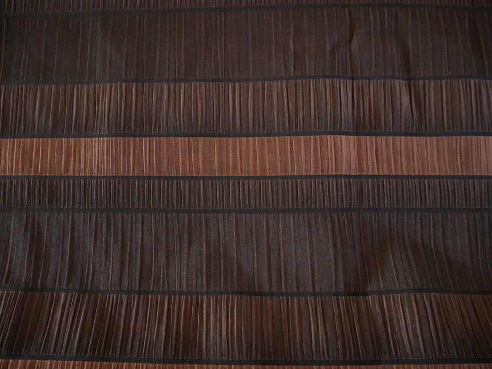 tissus marron gaufr� 
20 Saint-Germain-du-Plain (71)