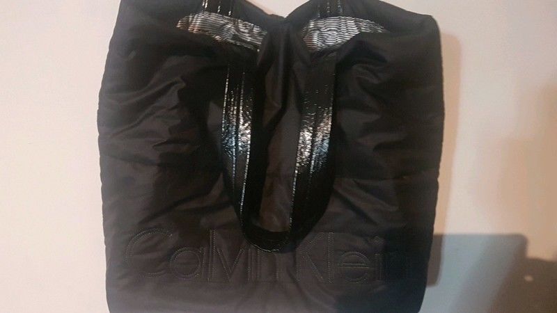 Sac en toile Calvin Klein noir 20 Angers (49)