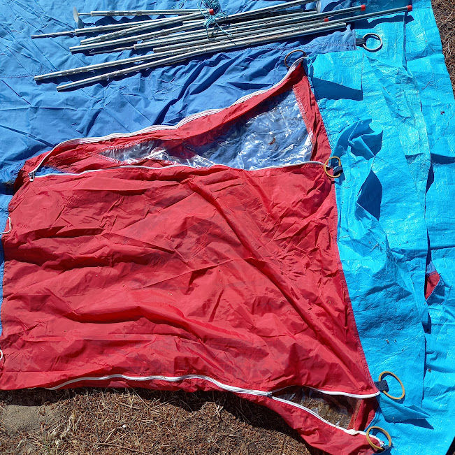 Toile de tente rouge et bleue pour prot�ger du mat�riel, du 10 Saumur (49)