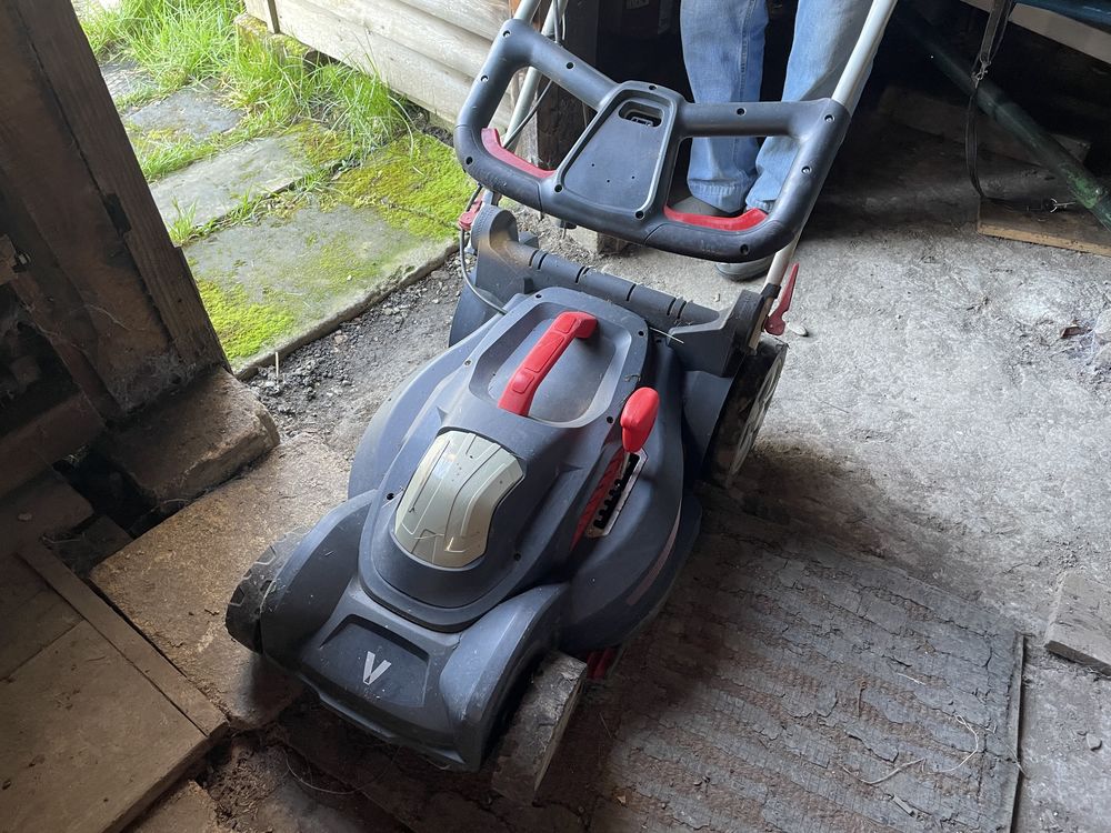 Tondeuse �lectrique IVENTIV 100 La Neuville-au-Pont (51)