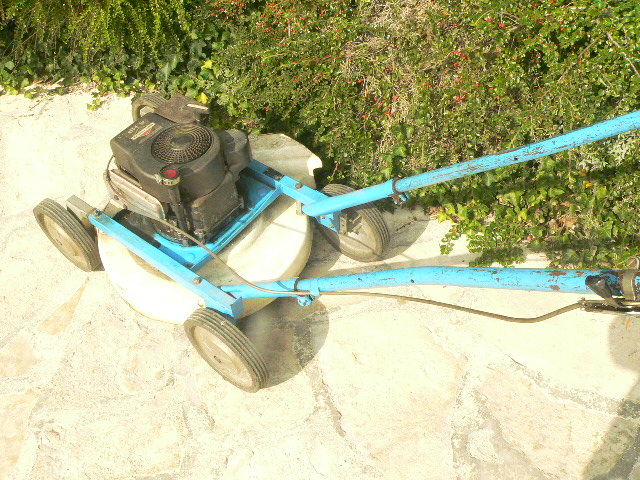 tondeuse � gazon ancienne. Marque Gaby Moteur Briggs 0 Courmelles (02)