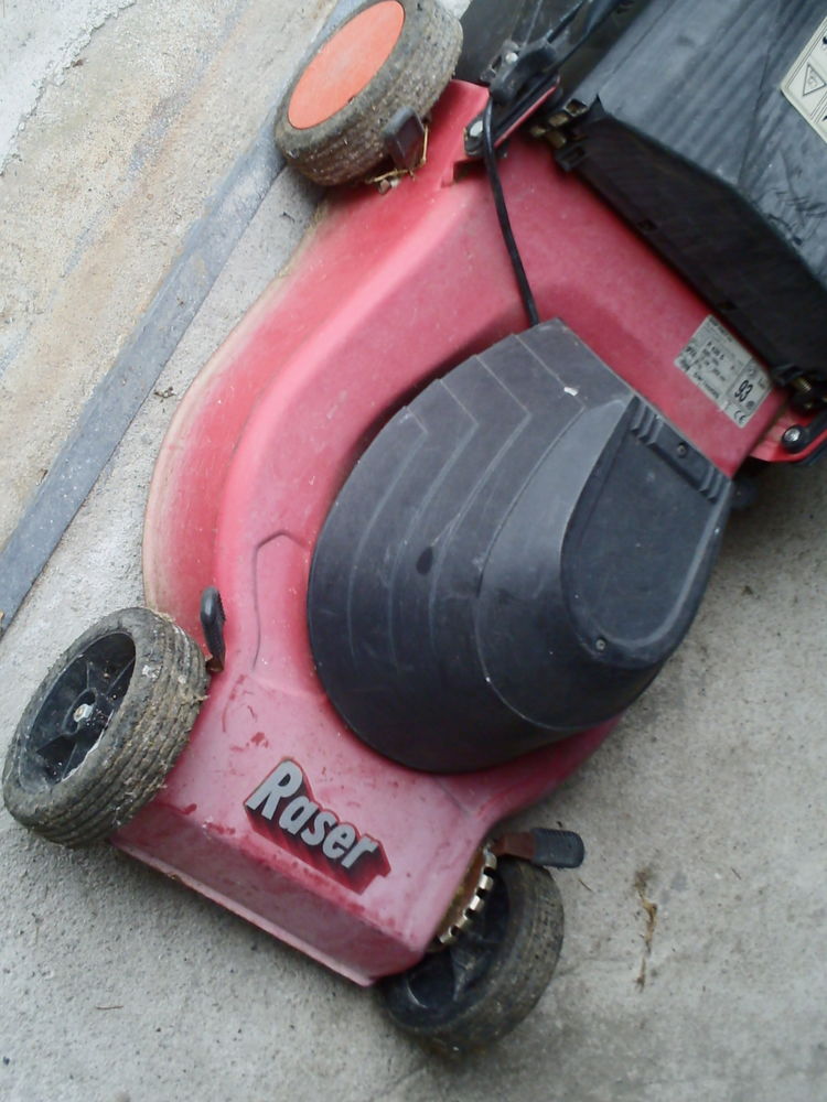 TONDEUSE A GAZON ELECTRIQUE  Marque   RASER    
50 Saint-Cierge-sous-le-Cheylard (07)