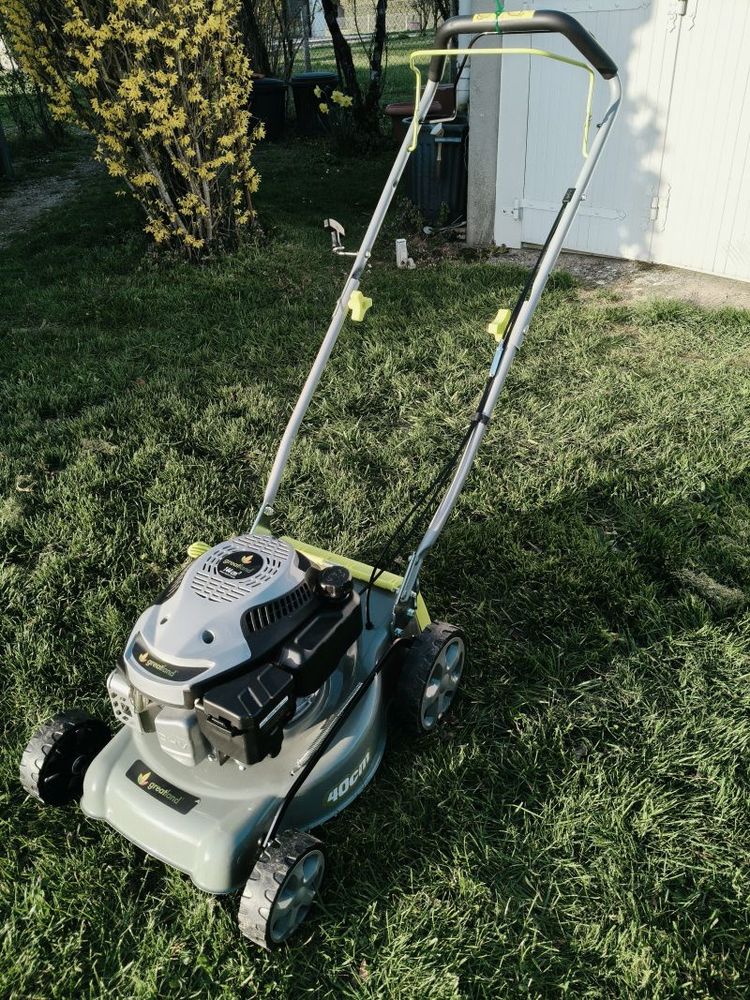 TONDEUSE � GAZON THERMIQUE TRACT�E
130 Imphy (58)