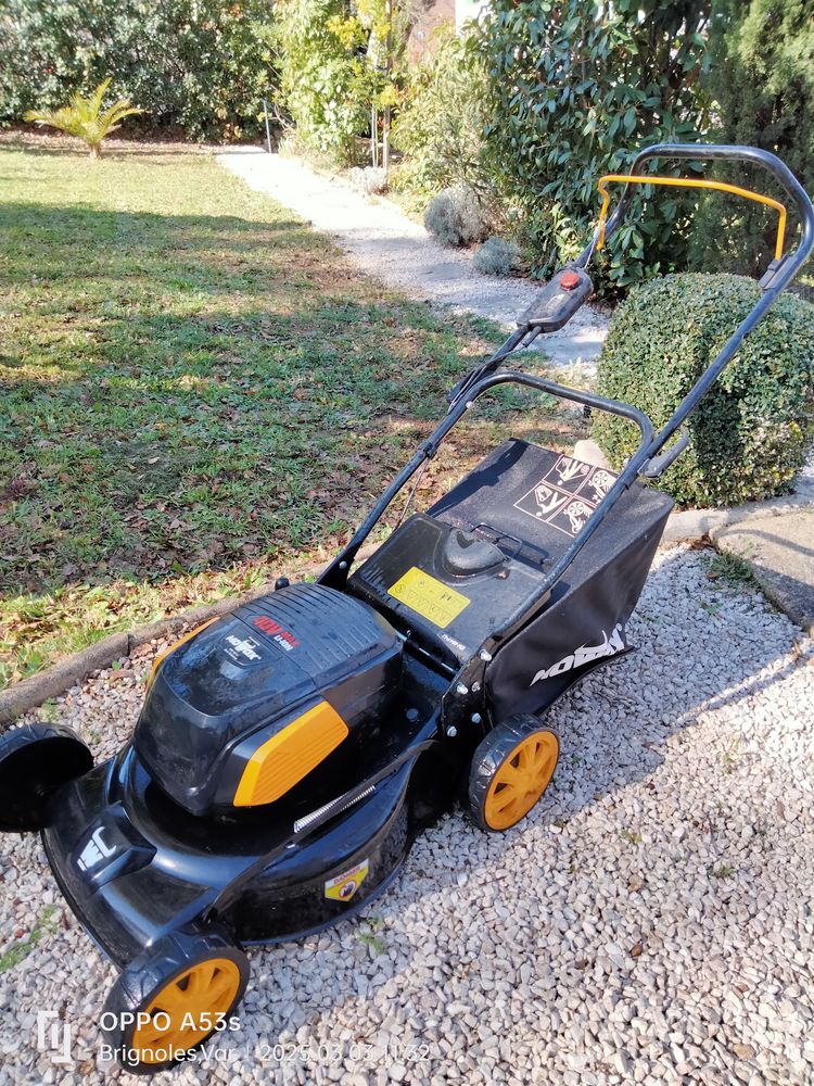 Tondeuse sans fil avec batterie et chargeur 130 Brignoles (83)