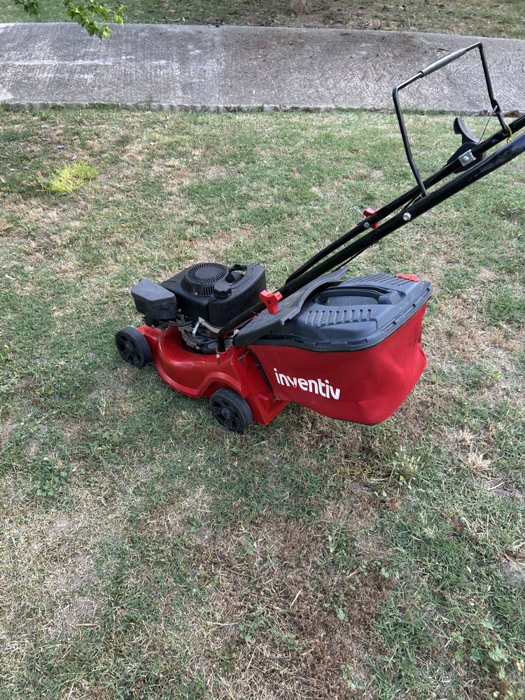 Tondeuse thermique � pousser. 140 Uchaud (30)