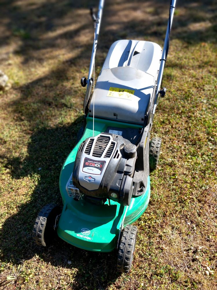 Tondeuse tract�e.
5 heures d'utilisation. 0 Jou�-l�s-Tours (37)