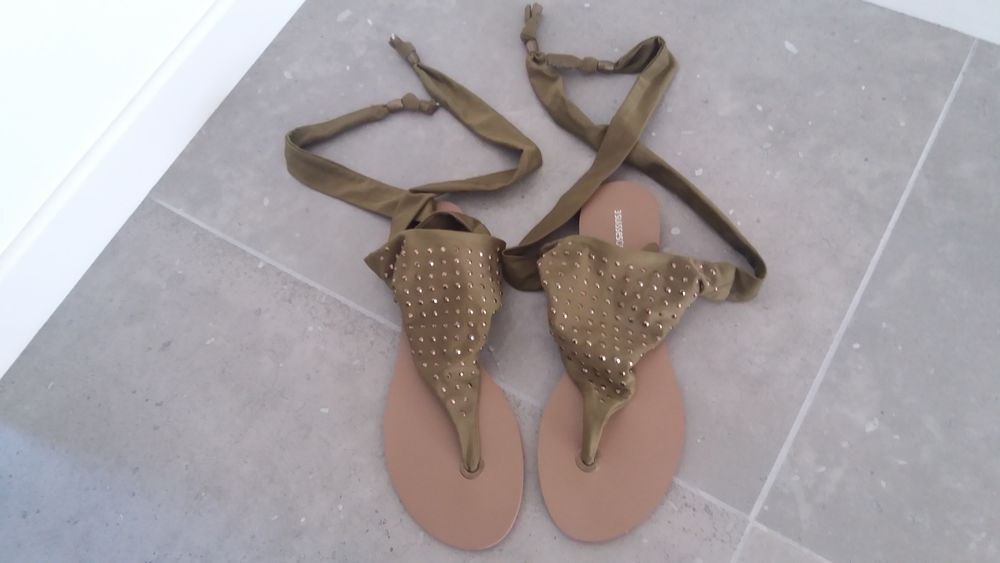 Tongs montantes / Sandales - 40 - (neuve) 8 Angoul�me (16)