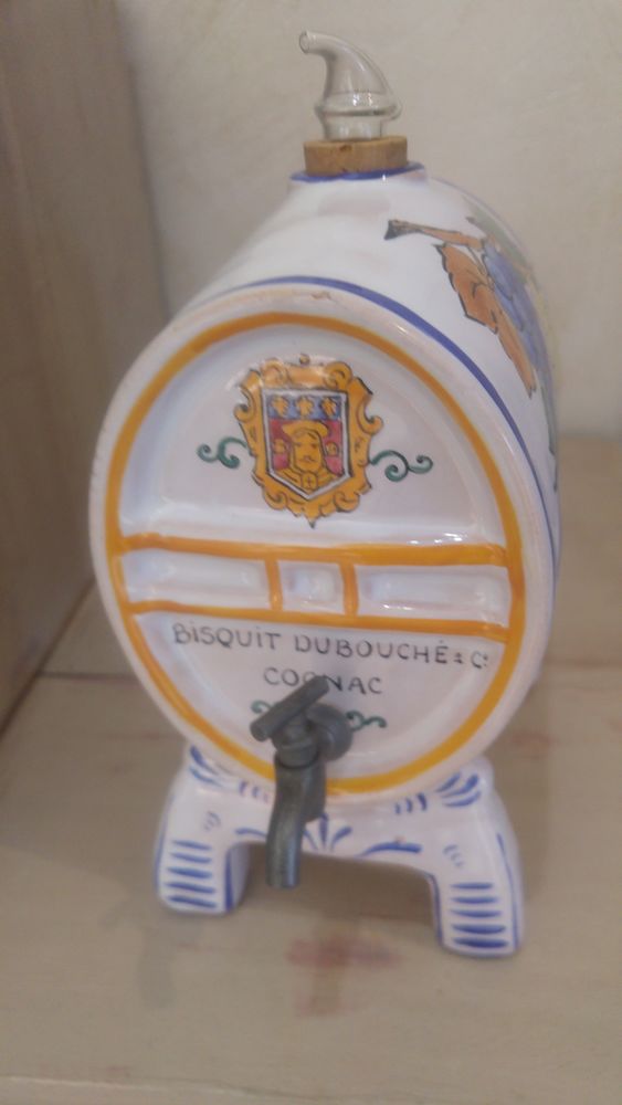 Tonneau en fa�ence d'Angoul�me sign� AR.A debut XXiem 50 Saint-Germain-sur-Rh�ne (74)