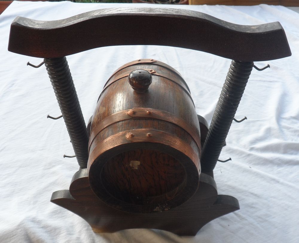 Tonnelet cercl� laiton sur support porte cl� ou tasses 25 Castries (34)