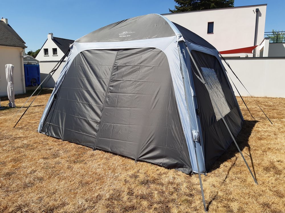 Tonnelle gonflable de marque Quick Shelter 350 Air. 300 Carquefou (44)