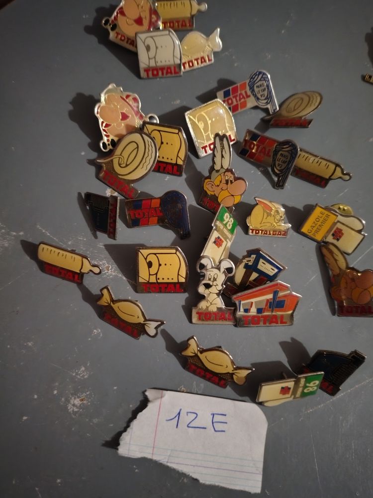 12 pin's total tr�s bon �tat 1 Bayeux (14)