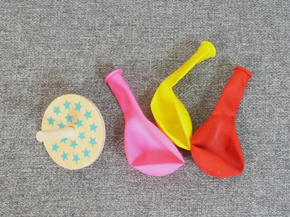 Toupie en Bois Beige � Motifs Bleu et Orange avec 3 ballons 2 Paris 15 (75)