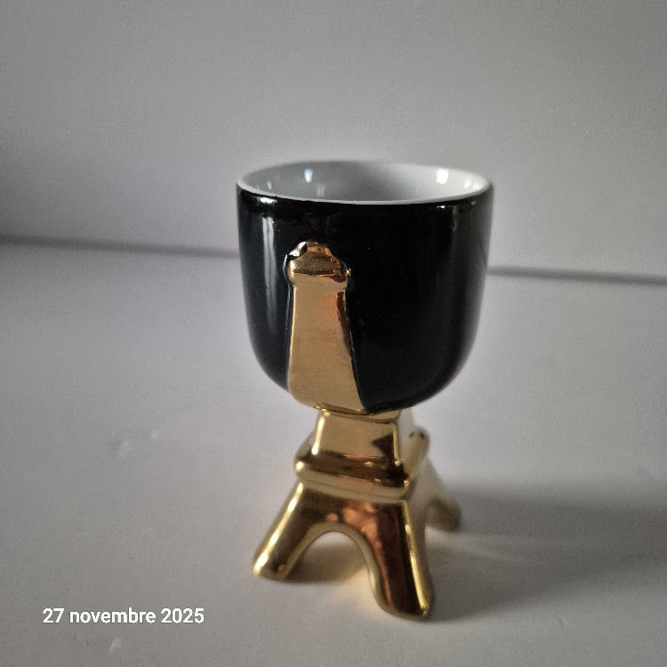 La Tour Eiffel en coquetier,  porcelaine d'�poque moderne or 30 Saumur (49)
