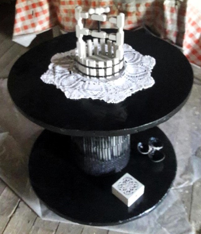 Touret noir � roulettes  avec d�corations. 50 Coufouleux (81)