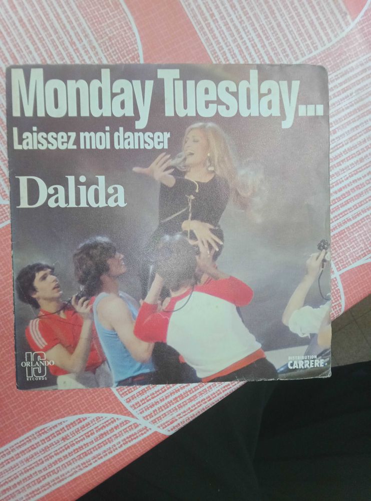 1 tourne disque de Dalida en 45 tour 80 Amb�rieu-en-Bugey (01)