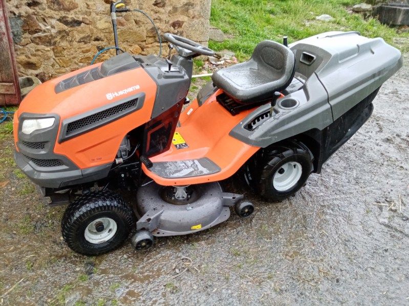 Tracteur Husqvarna TC 142  de 2015 0 Larochemillay (58)