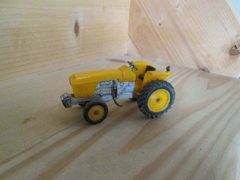 Tracteur jaune Norev ,Renault R 86 ,n� 117 , 35 Goussainville (95)