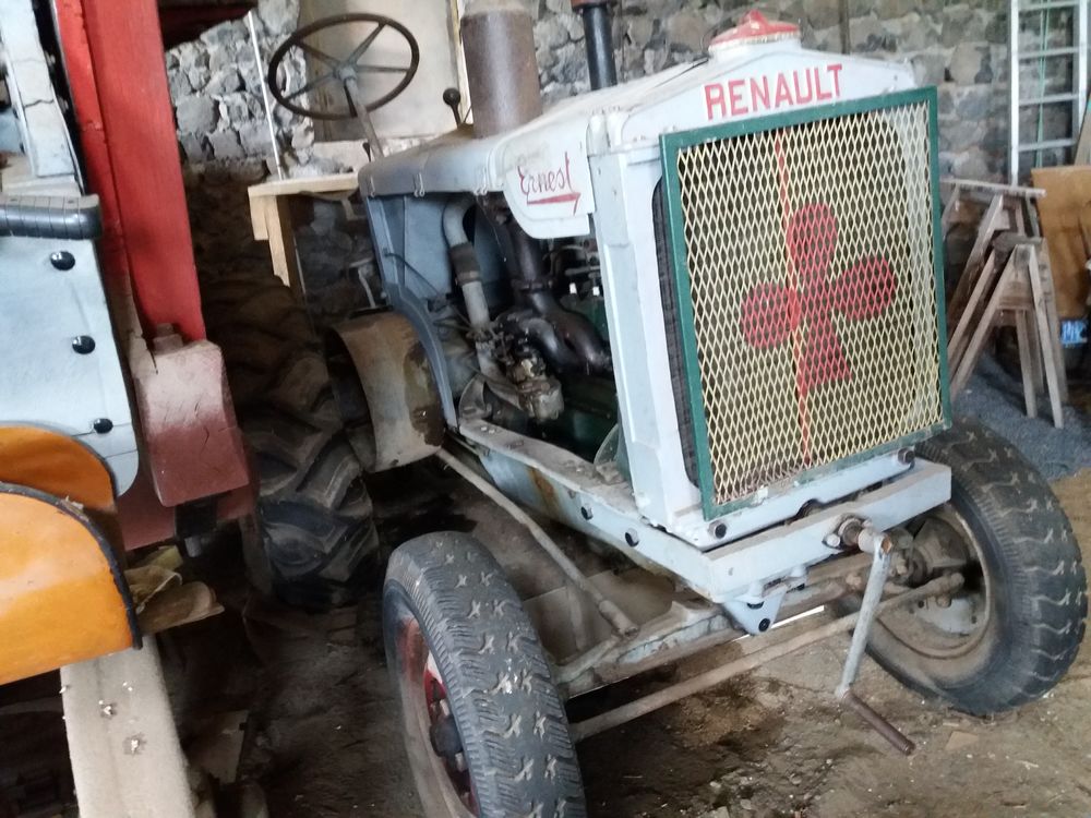tracteur Renault de 1944 pour collectionneur. 6900 Le Puy-en-Velay (43)