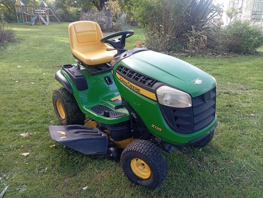 Tracteur tondeuse autoport�e John Deere X125 5000m2 2200 Vandr� (17)