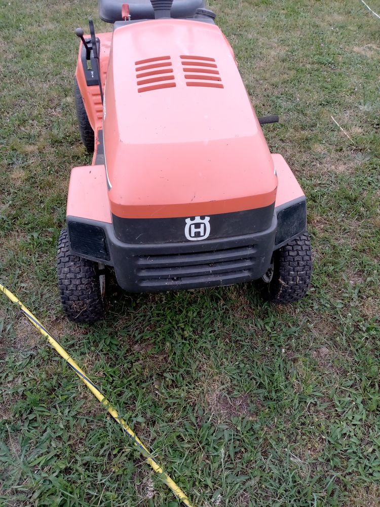 tracteur tondeuse Husqvarna lt 112 au plus au franc 0 Saint-Aigny (36)