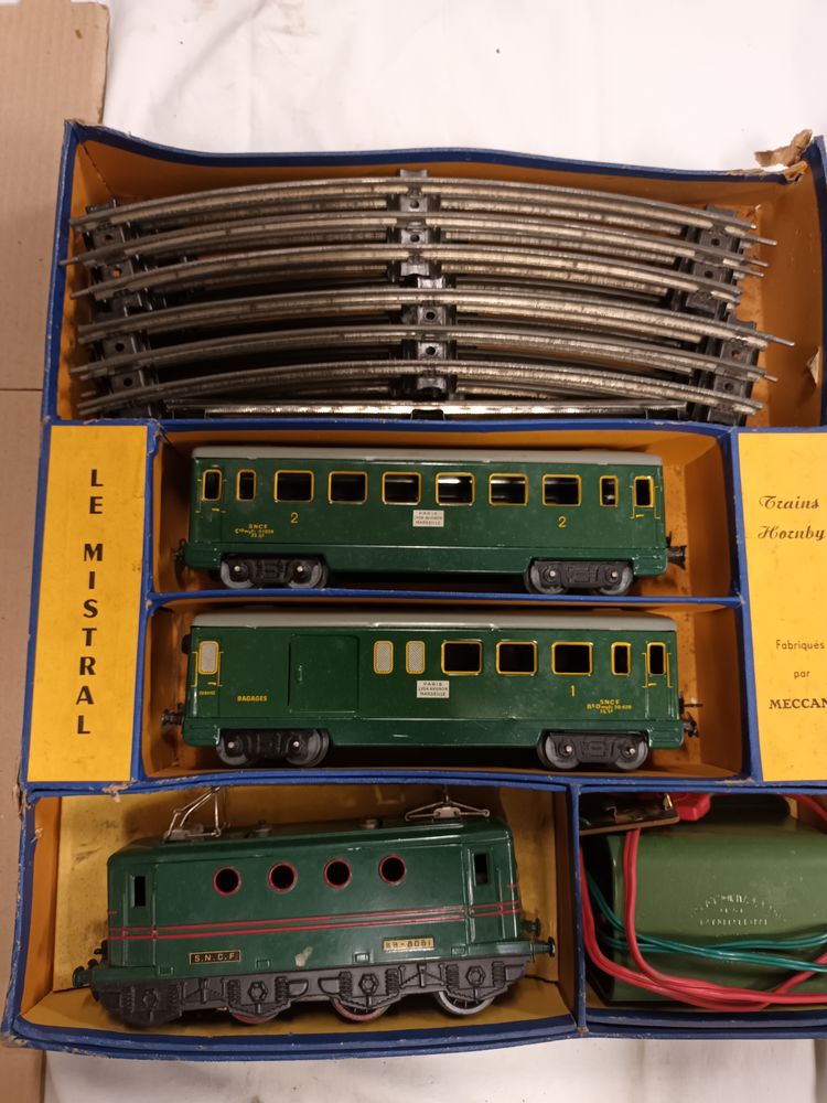 Train en t�le HORNBY   Mistral  0 Arcueil (94)