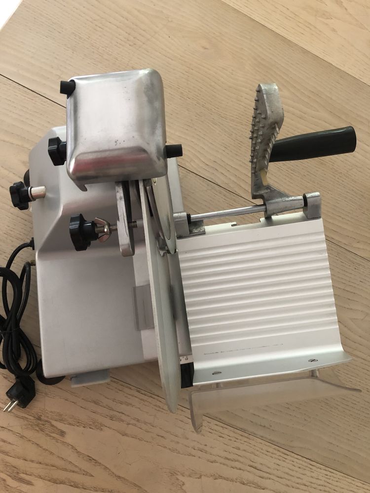 TRANCHEUR  JAMBON ET AUTRES 130 Ass�rac (44)