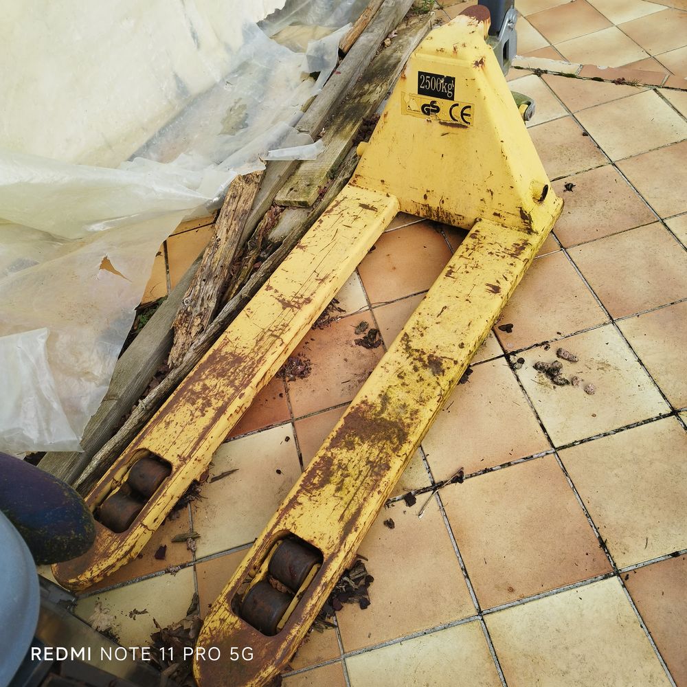 Transpalettes 2.500 kgs tres peu servi . 120 Plo�rmel (56)