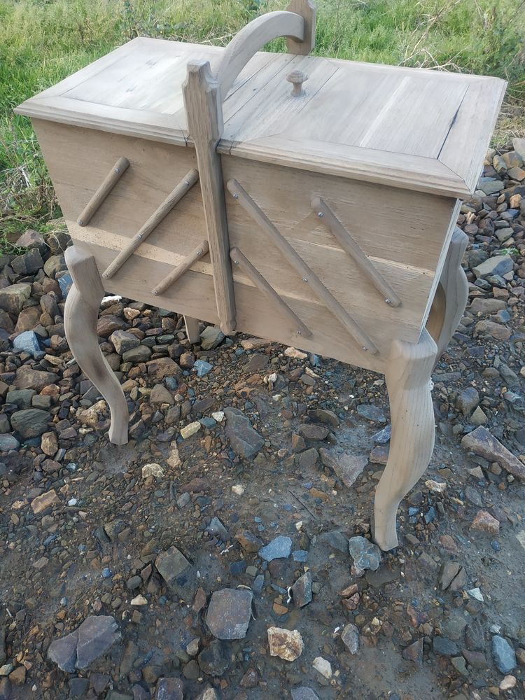 travailleuse en ch�ne massif 65 Pleumeur-Gautier (22)