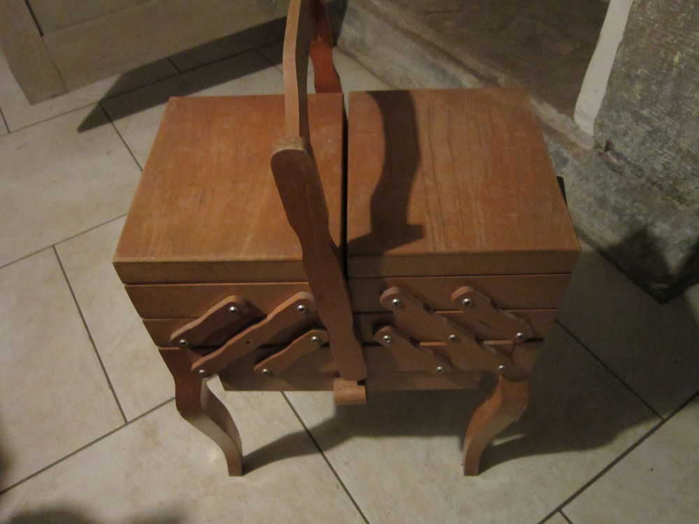 TRAVAILLEUSE DE COUTURI�RE 20 Le Blanc (36)