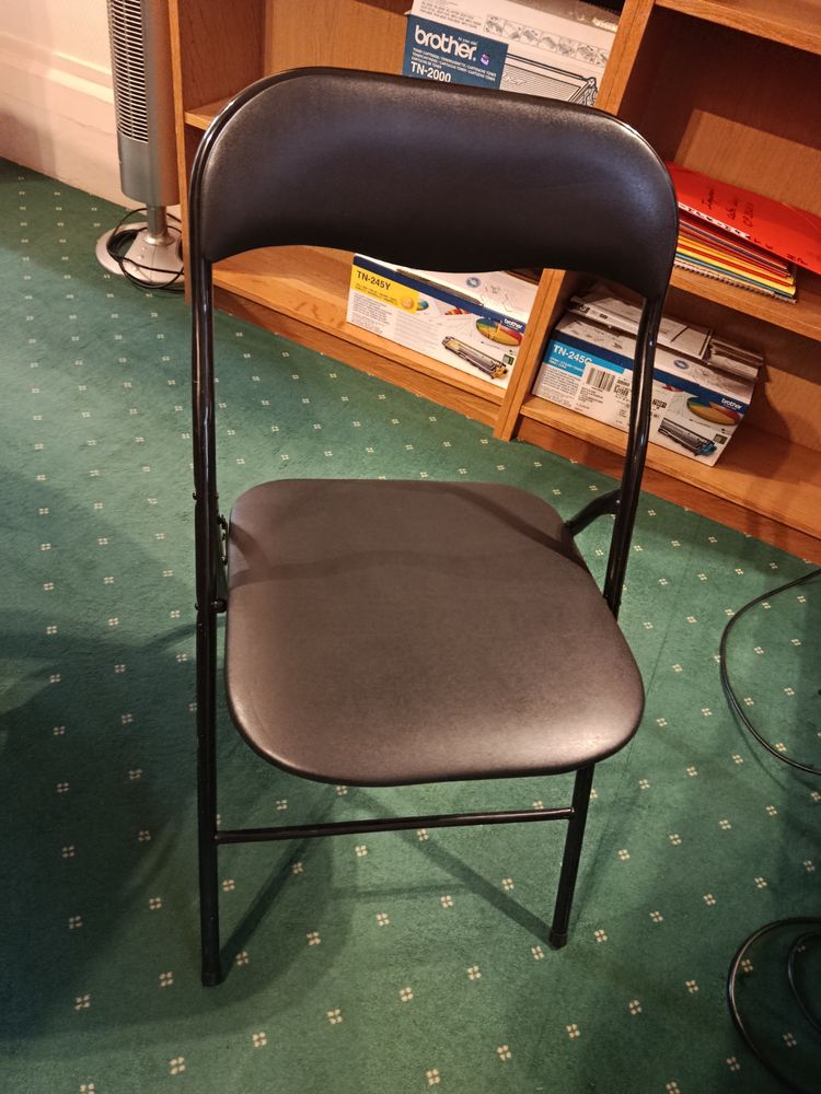 Lot de trente chaises identiques, bon �tat 150 Paris 8 (75)