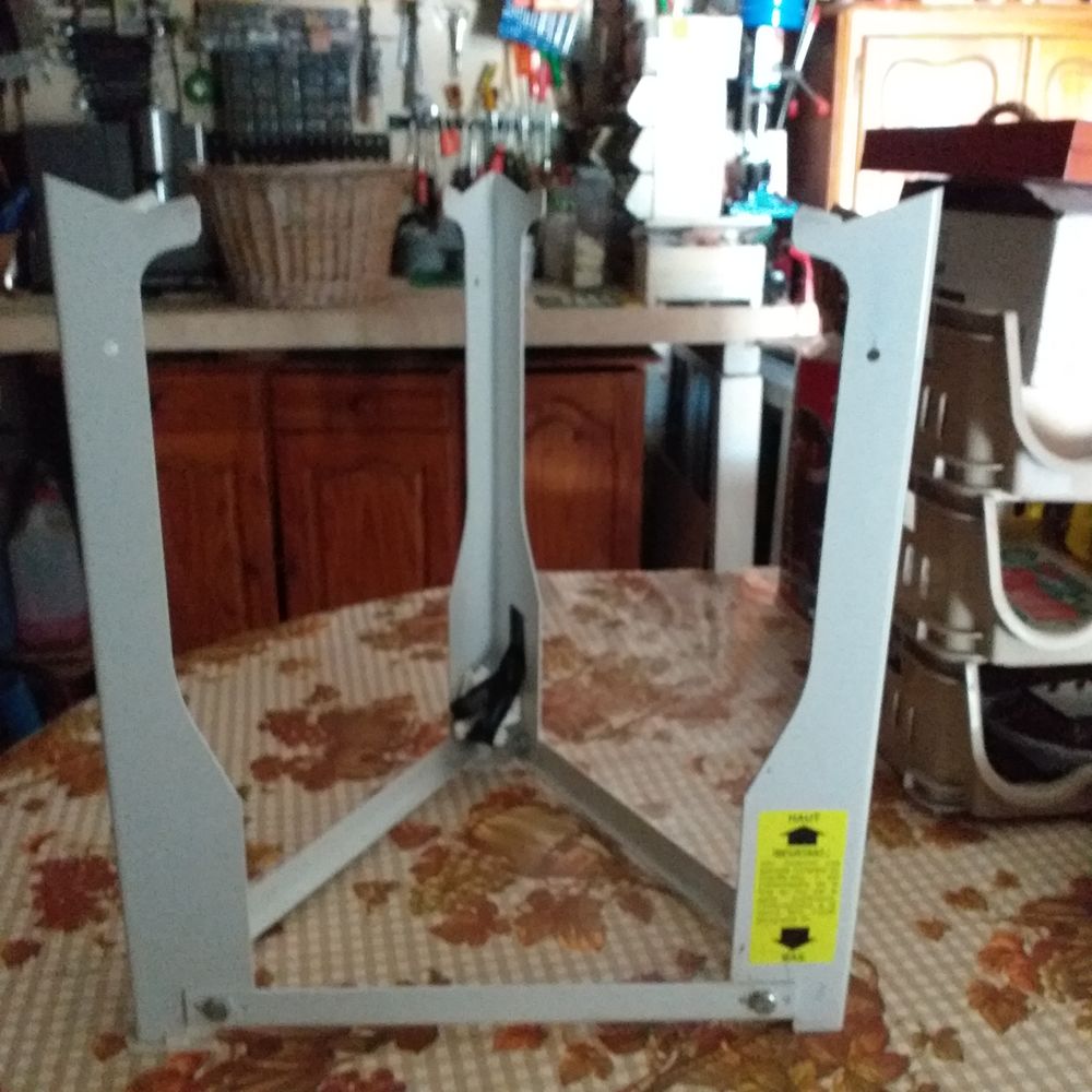 TREPIED METALLIQUE POUR POSER LE CHAUFFEAU 200 L 12 Aubagne (13)