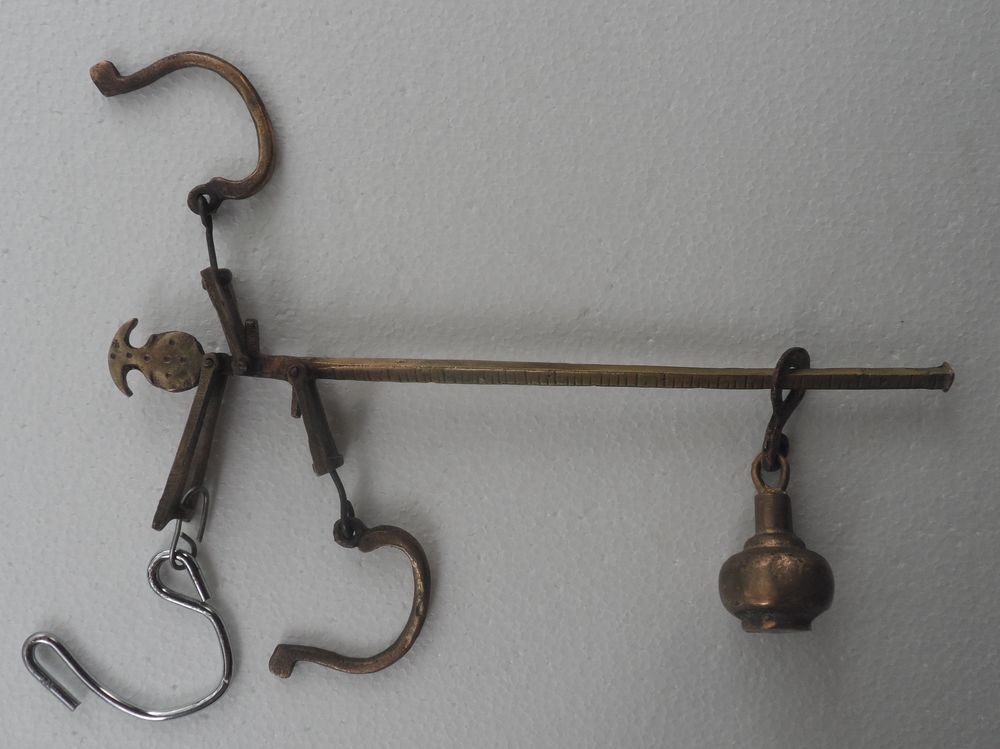 Tr�s ancienne balance Romaine en laiton (cuivre jaune) 
22 Castries (34)