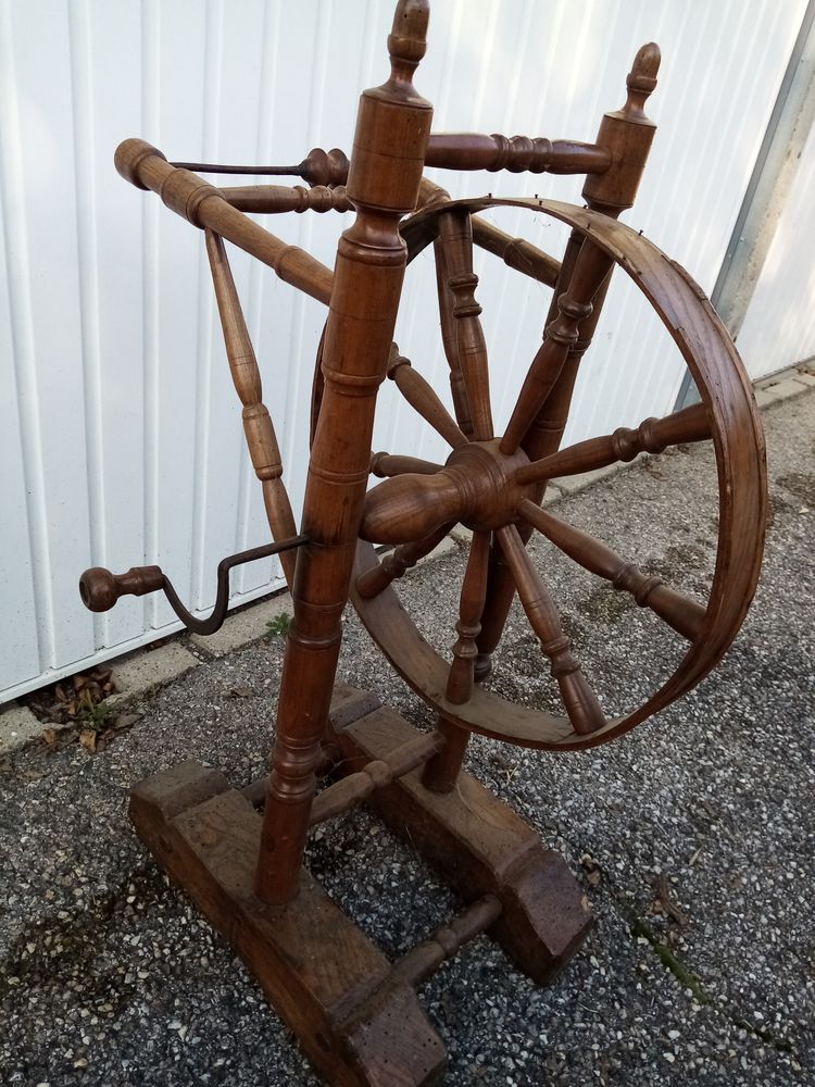 Tr�s beau et ancien rouet � manivelle � main.Tr�s bon �tat. 75 Oyonnax (01)