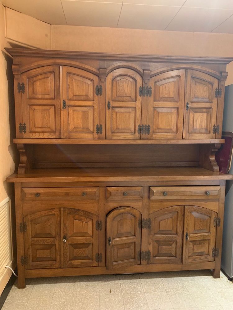 TR�S BEAU BAHUT CH�NE MASSIF  
400 Embrun (05)