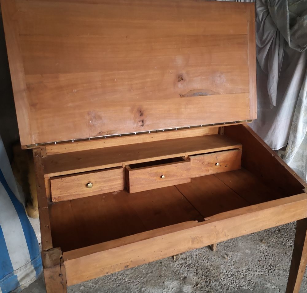Tr�s beau bureau pupitre 120 Moissac (82)