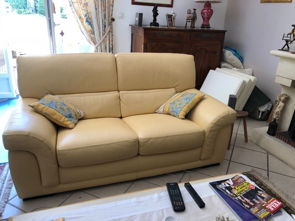 TRES BEAU CANAPE EN CUIR TRES PEU SERVI COMME NEUF 250 �tiolles (91)