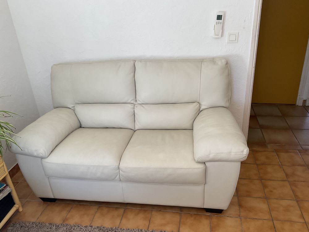 Tr�s beau canap� cuir blanc 2 places neuf 250 Callian (83)