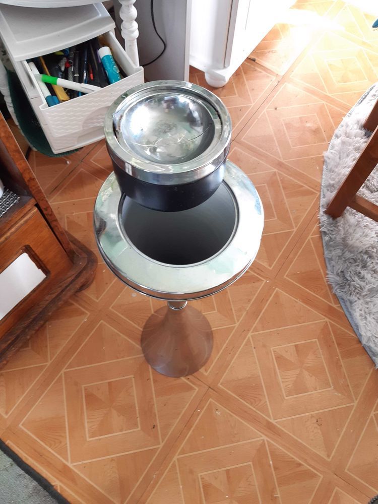 tr�s beau cendrier sur pied en inox 50 Noisy-le-Grand (93)