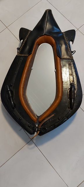 Tr�s beau Collier de Cheval en Cuir et Bois et avec Miroir 130 Cellule (63)