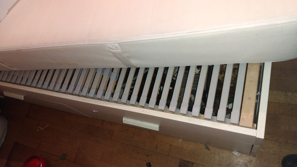 Tres beau lit deux place avec sommier et meuble � tiroirs
200 Rosny-sous-Bois (93)