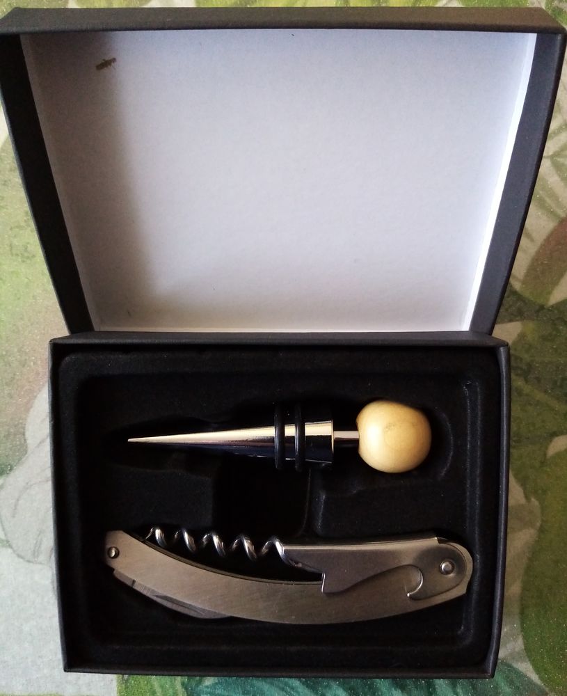 Tr�s beau ensemble pour sommelier + plaquette VINTAGE CODE c 29 Nantes (44)